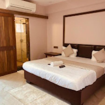 Hotel Radhe Ānand Extérieur photo
