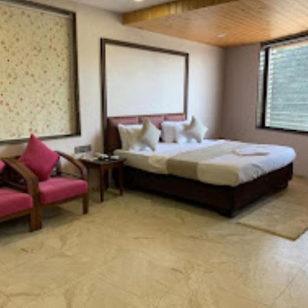 Hotel Radhe Ānand Extérieur photo