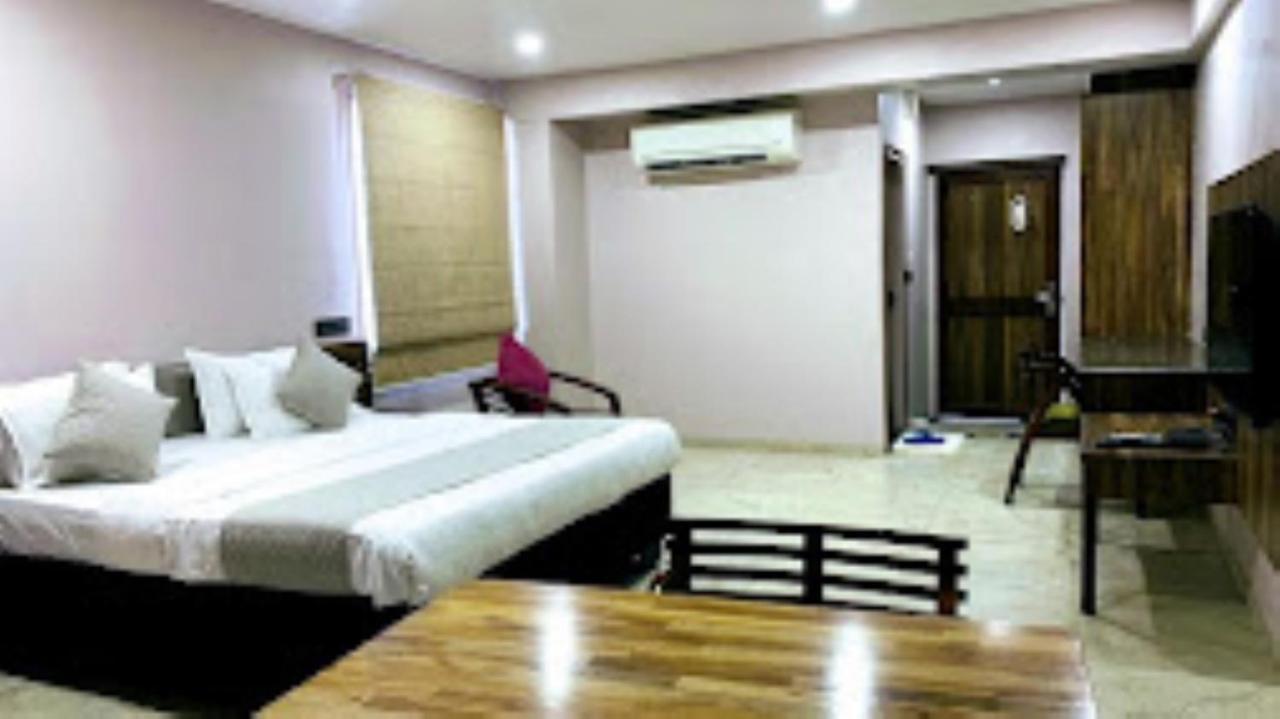 Hotel Radhe Ānand Extérieur photo