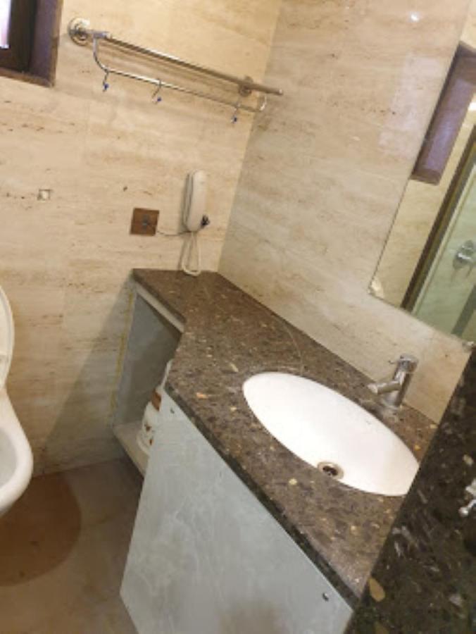 Hotel Radhe Ānand Extérieur photo