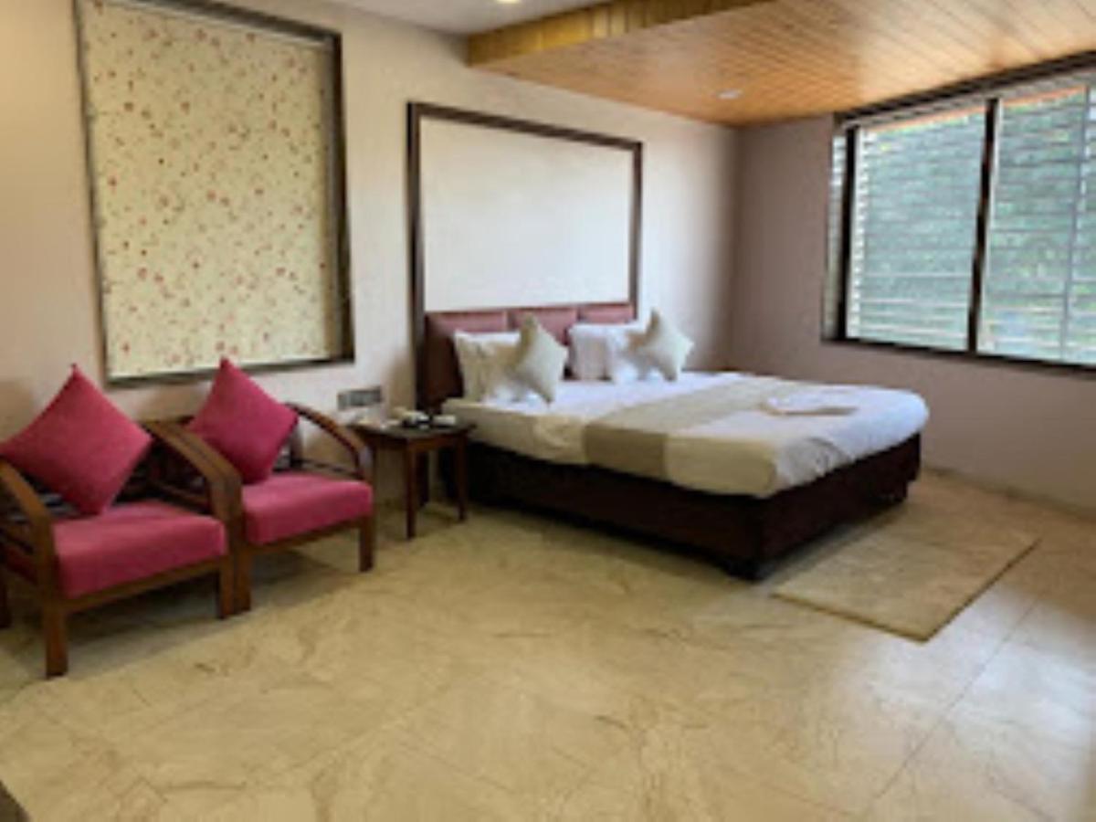 Hotel Radhe Ānand Extérieur photo
